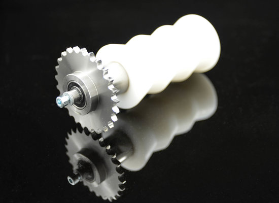 Rolle mit Kettenrad von Unterschütz auf schwarzer reflektierender Oberfläche