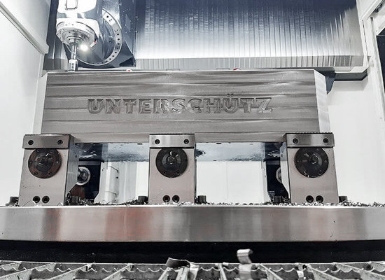 Massiver gefräster Block mit Gravur „Unterschütz“ in CNC-Bearbeitungsmaschine