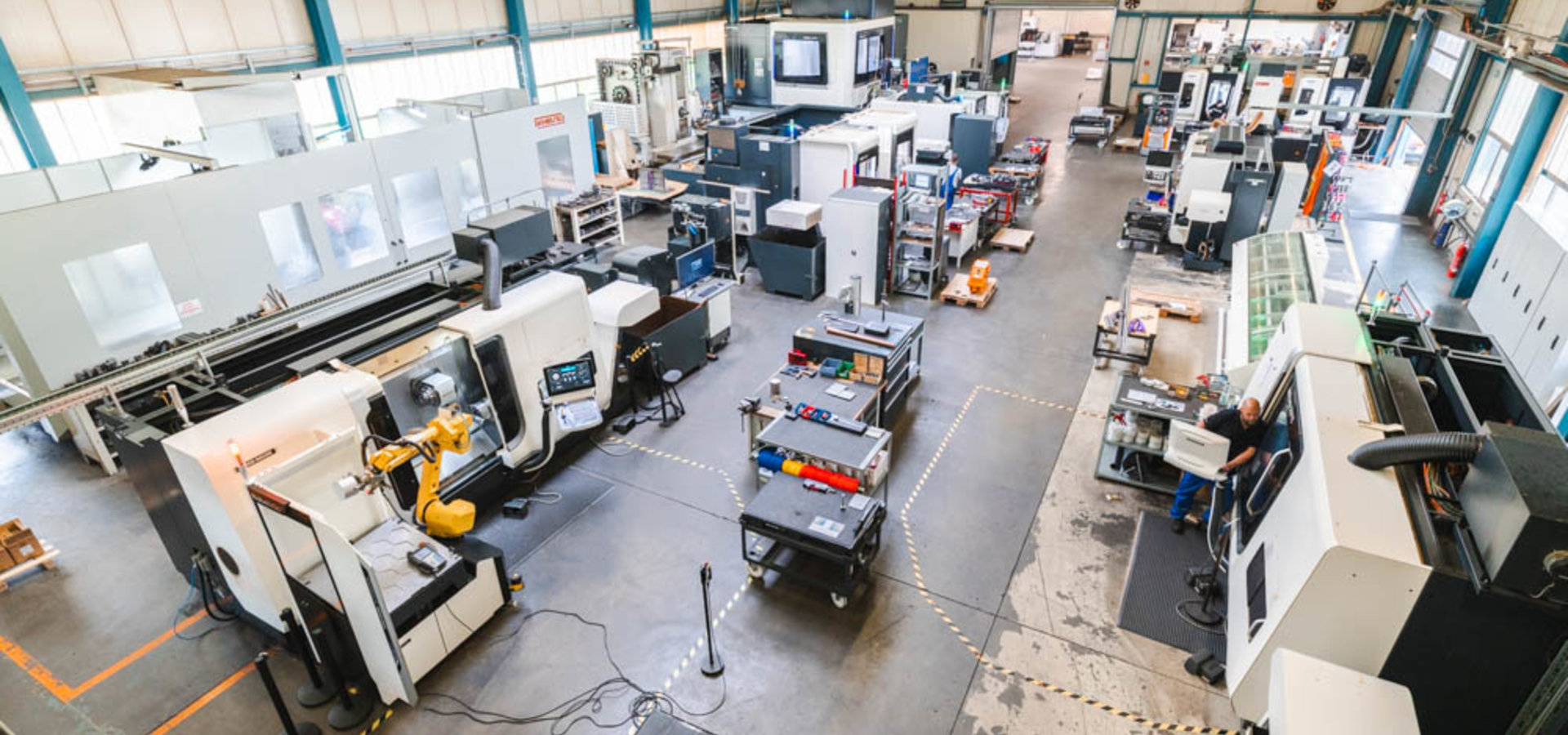 Blick von oben in eine Werkhalle mit CNC-Maschinen bei Unterschütz in Hettstedt