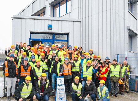 Unterschütz Mitarbeiter vor einem Firmengebäude in Rackwitz, Teamfoto