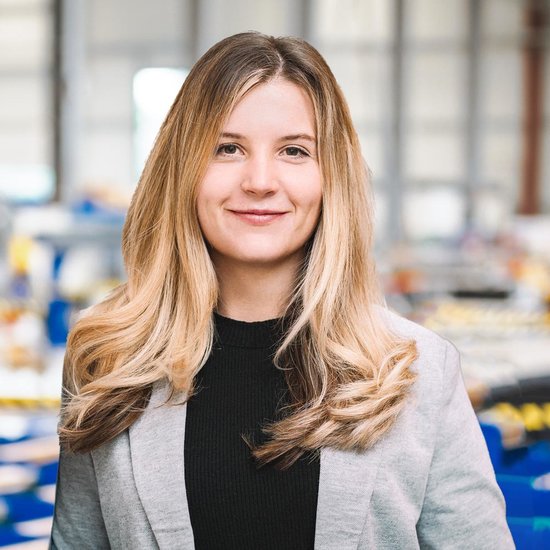Unterschütz Mitarbeiterin Stefanie Röthel in Werkhalle