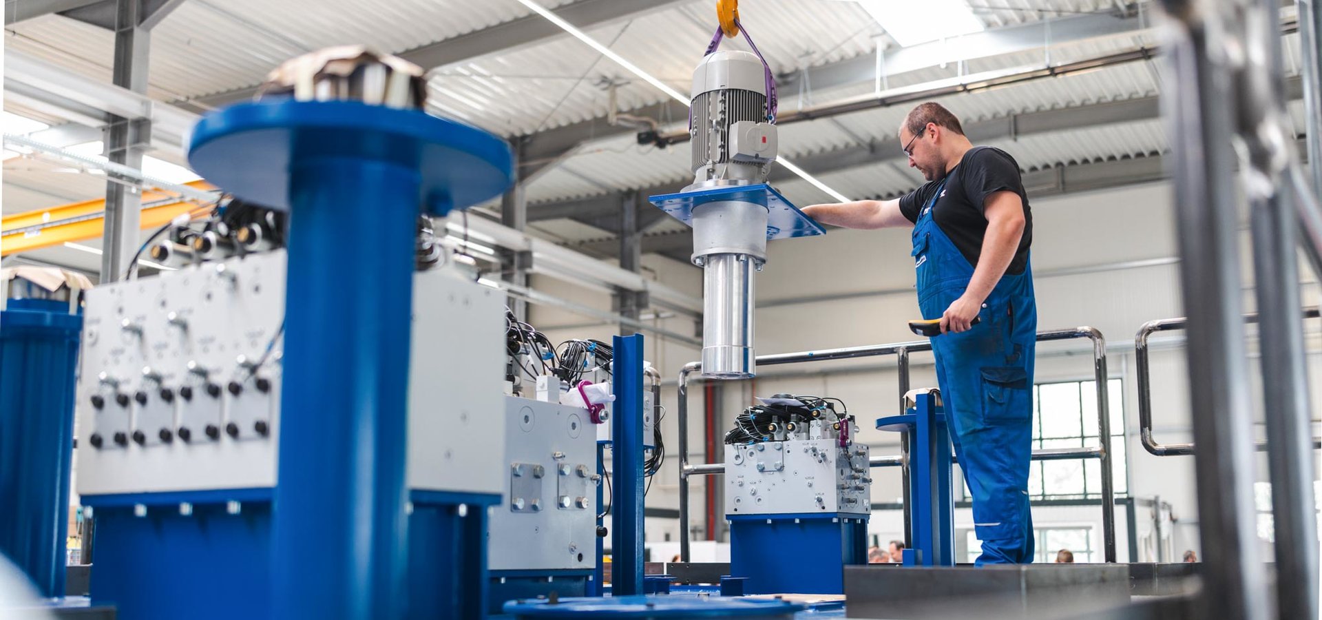 Mitarbeiter montiert ein Unterschütz Hydrauliksystem