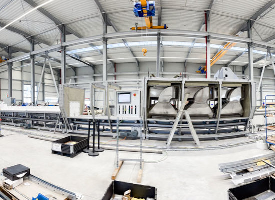 Übersicht der Montagehalle bei Unterschütz mit Deckenkran und moderner Ausrichttechnik