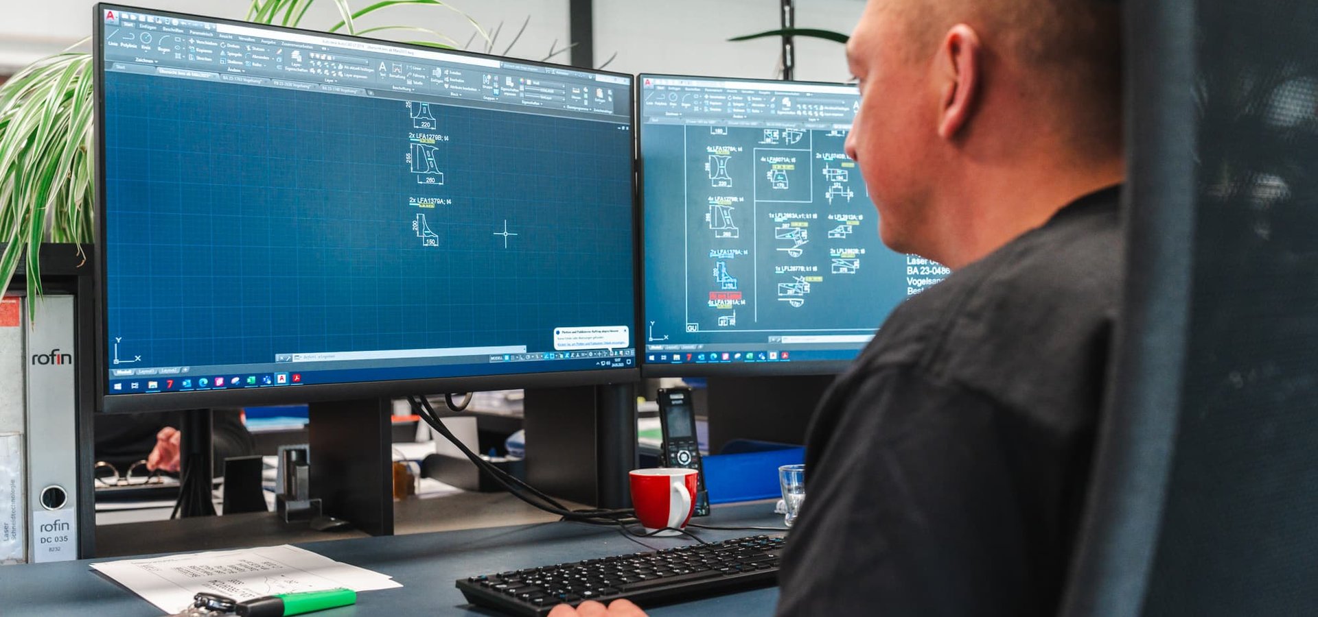 Unterschütz Mitarbeiter arbeitet an einem Computer im Büro