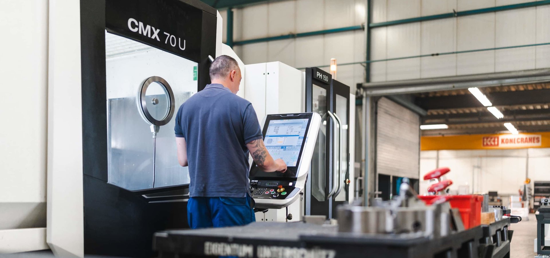 Unterschütz Mitarbeiter bedient eine CNC-Anlage