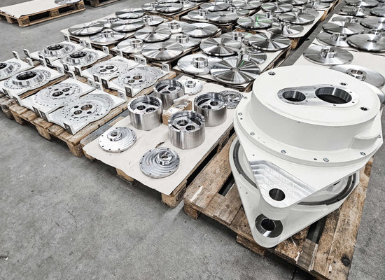 Mehrere unterschiedlich CNC-gefertigte Metallekomponenten auf Paletten