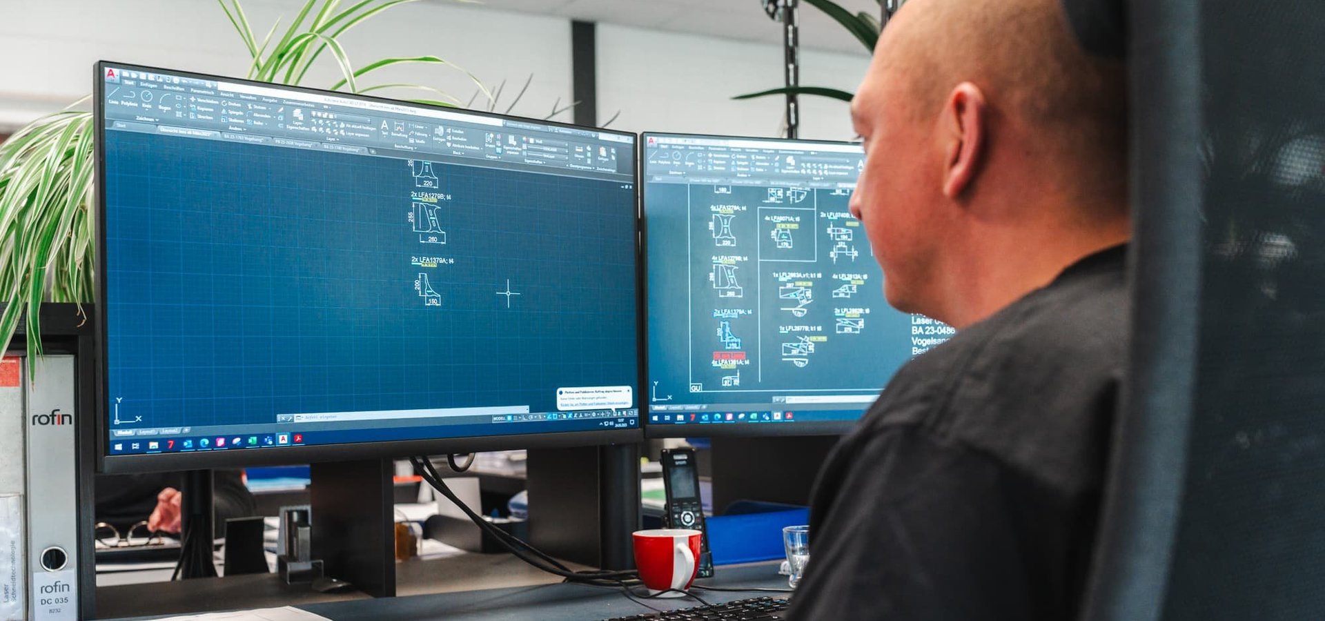 Unterschütz Mitarbeiter arbeitet an einem Computer im Büro