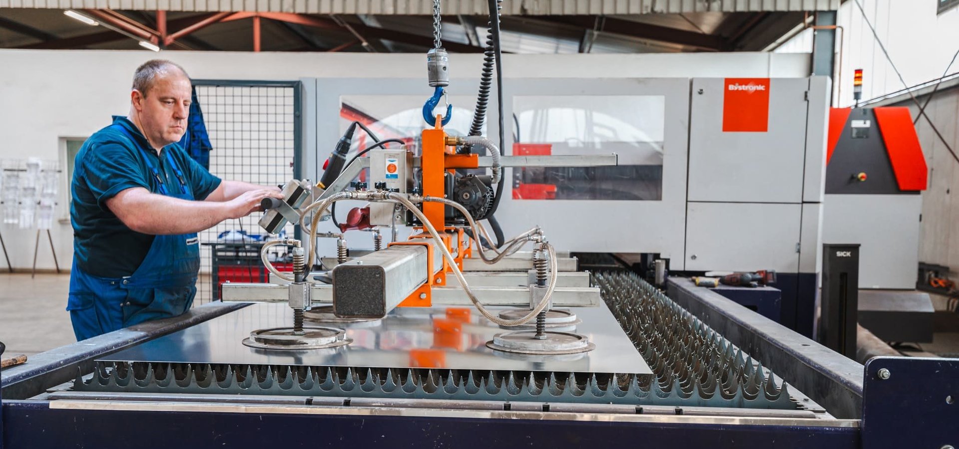 Unterschütz Mitarbeiter bedient eine 2D-Laserschneidmaschine