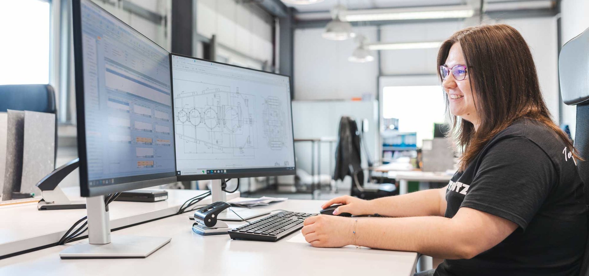 Unterschütz Mitarbeiterin konstruiert am Computer
