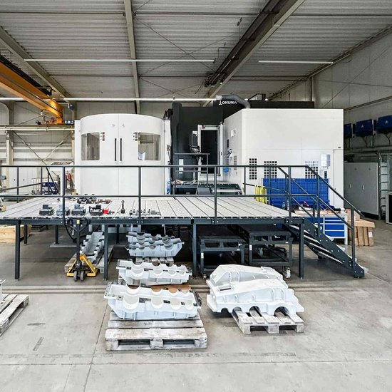Dreh-Fräszentrum OKUMA VTM-2000-YB in einer Unterschütz Werkhalle