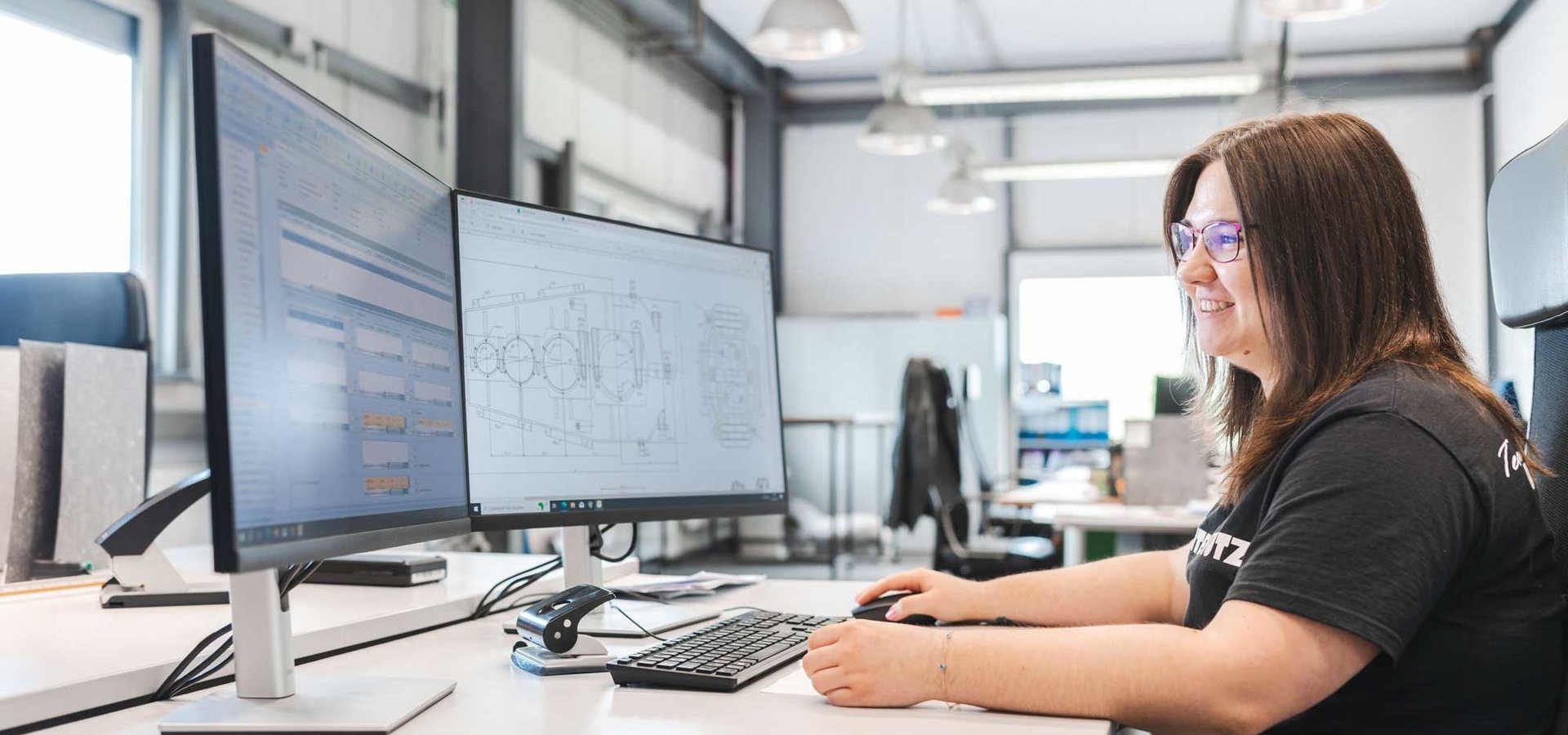 Unterschütz Mitarbeiterin konstruiert am Computer