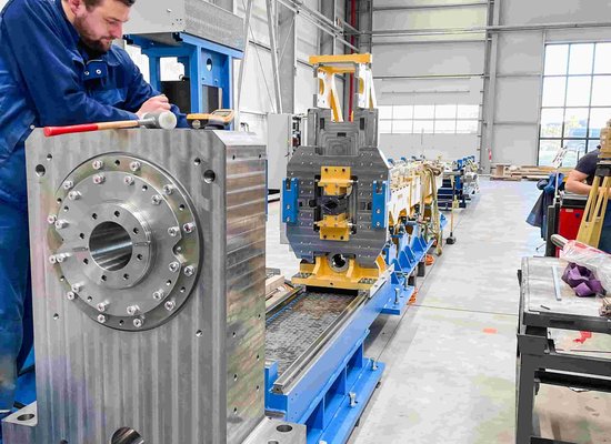Unterschütz Mitarbeiter bei der Montage eines Drehschälers in der Werkshalle