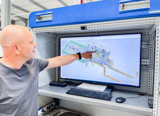 Mitarbeiter analysiert Anlage an einem Monitor