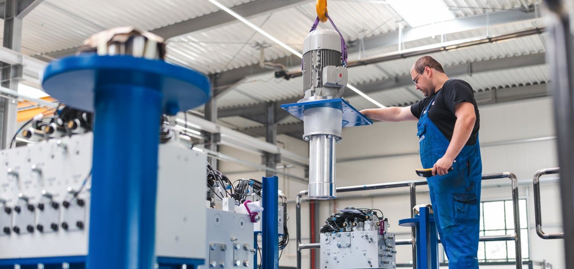 Mitarbeiter montiert ein Unterschütz Hydrauliksystem