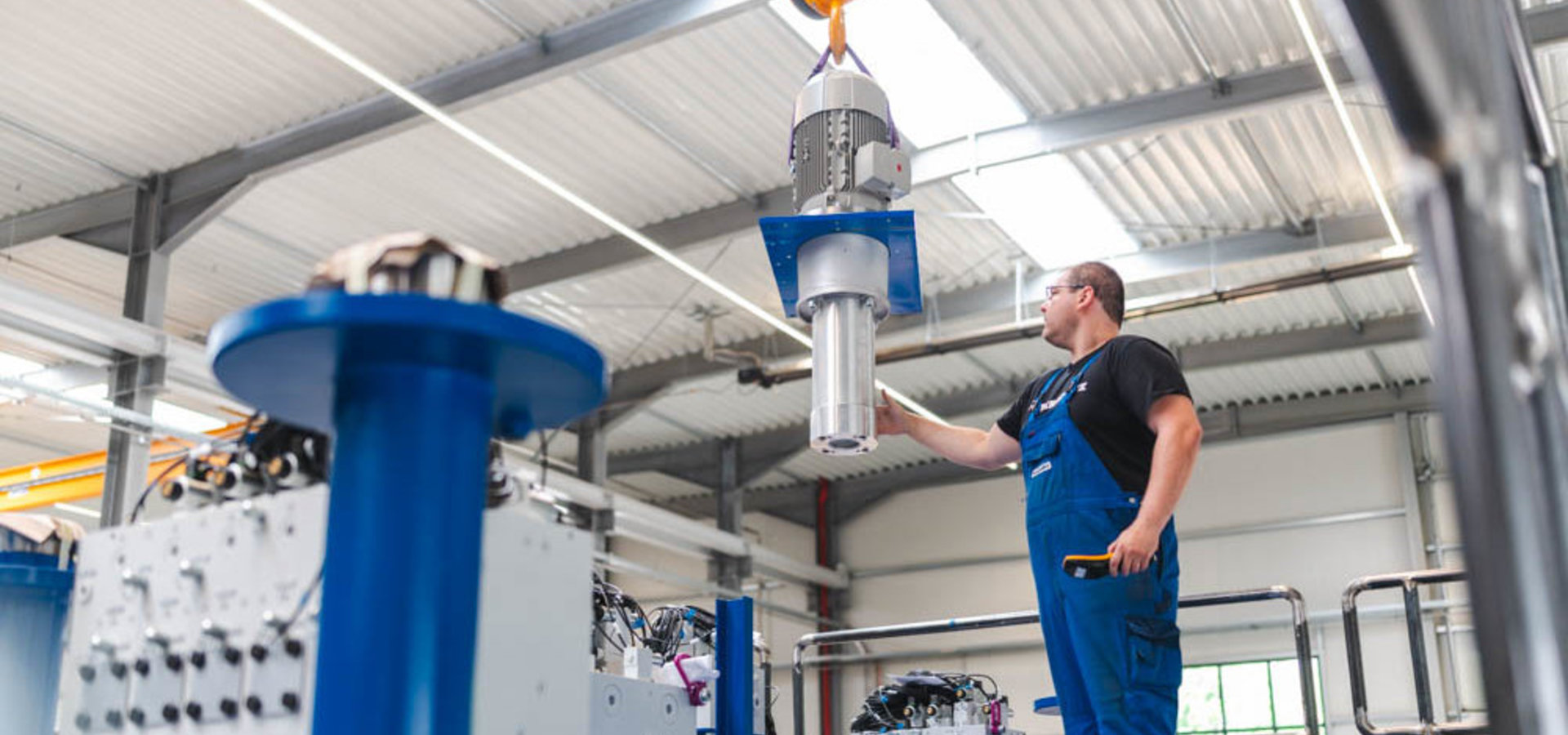 Mitarbeiter von Unterschütz arbeitet an einem Hydrauliksystem