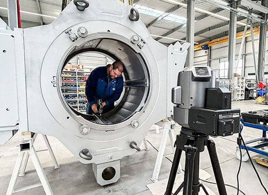 Unterschütz Mitarbeiter führt 3D-Scan in großer Maschinenkomponente durch