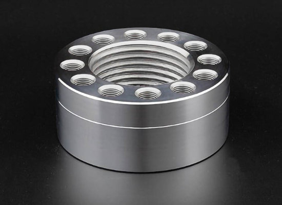 metallische Spezialmutter mit Innengewinde auf schwarzem Untergrund