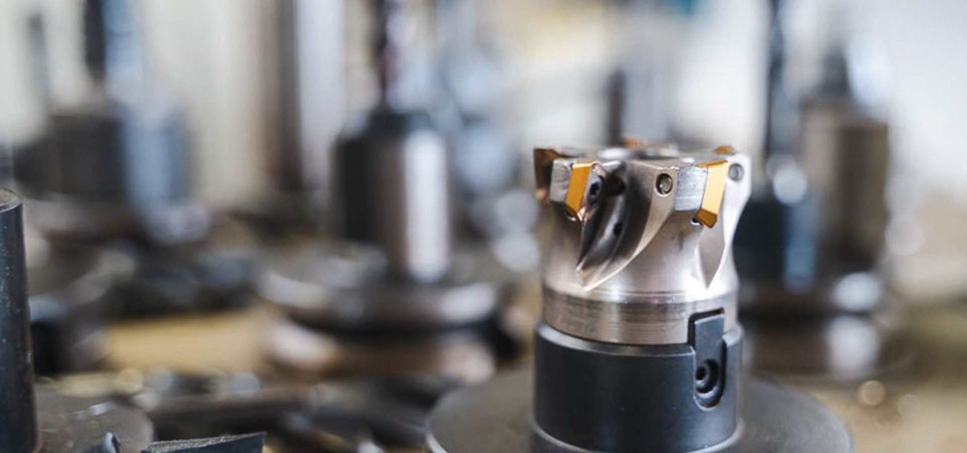 Detailansicht von Werkzeuge einer CNC-Maschine bei Unterschütz