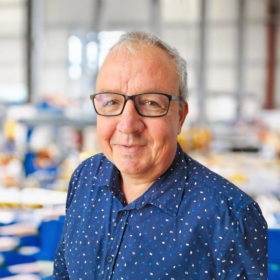 Betriebsleiter Lasertechnik Steffen Kühne in einer Werkhalle
