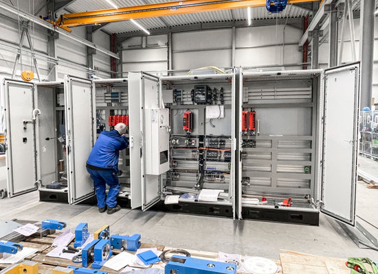 Unterschütz Mitarbeiter beim Verdrahten und Testen einer Industrie-Schaltanlage