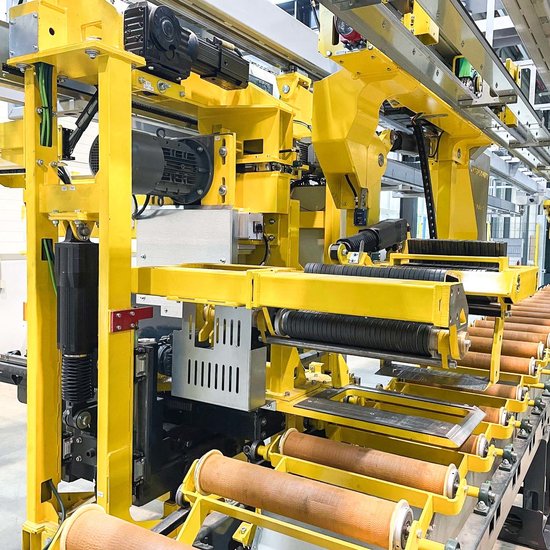 Detailansicht einer Unterschütz Strangpresslinie, Fokus auf das Doppel-Puller-System mit Warmsäge