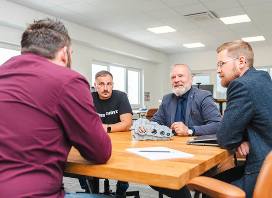 Ingenieur, Konstrukteur und die Geschäftsführung im Entwicklungsgespräch über Maschinenbau-Baugruppen bei Unterschütz