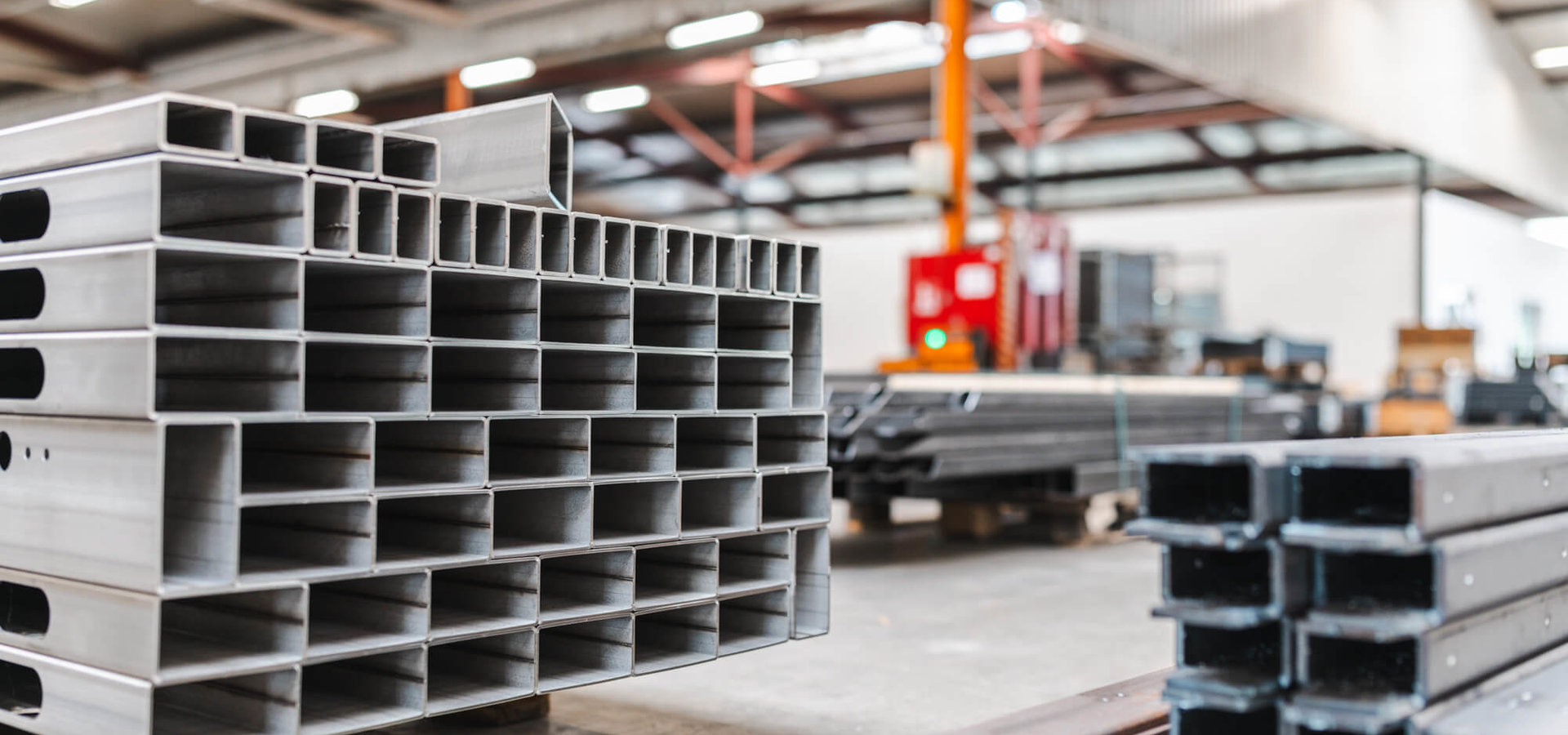 Detailansicht von Metallprofilen in einer Unterschütz Produktionshalle