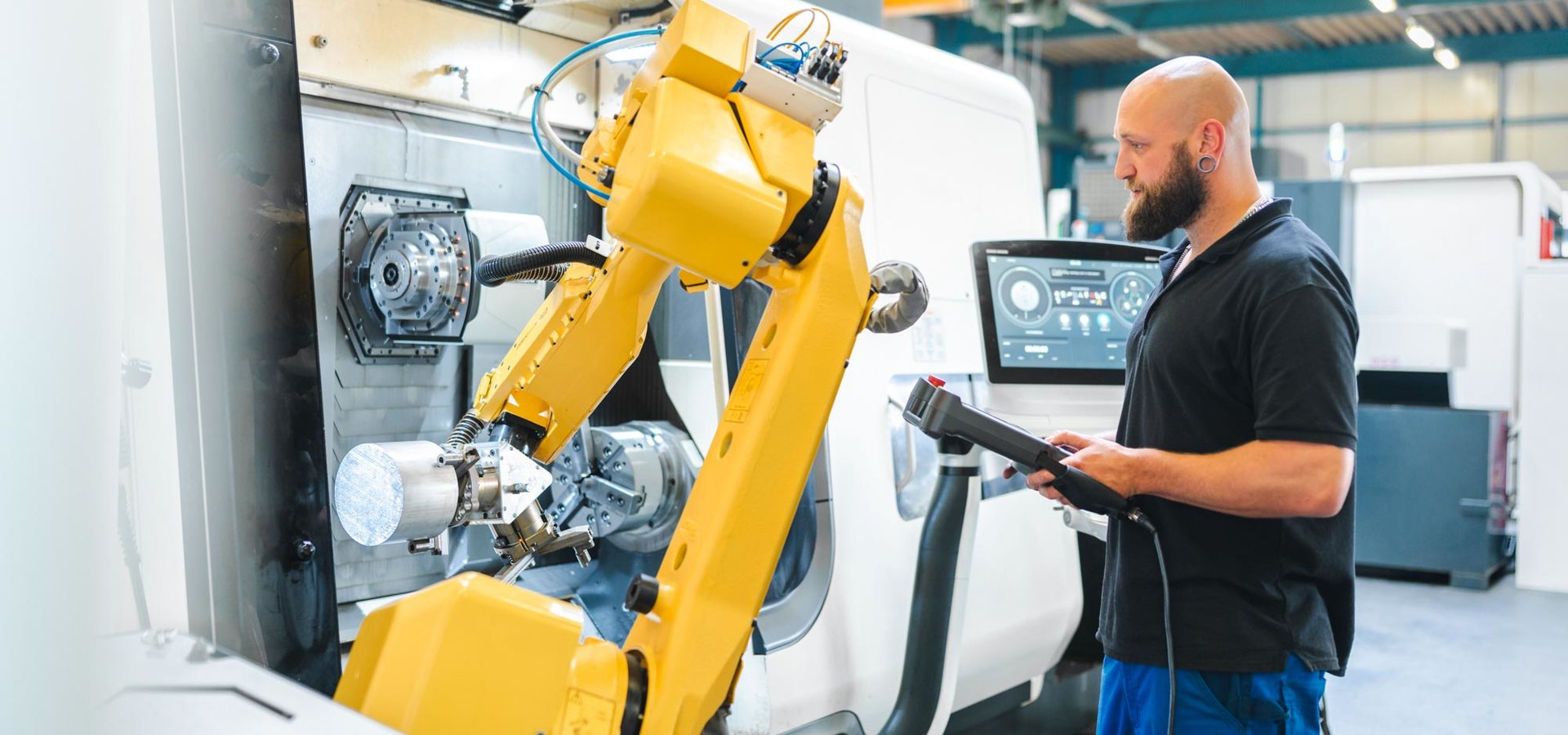 Unterschütz Mitarbeiter an einem Roboter zur CNC-Bearbeitung