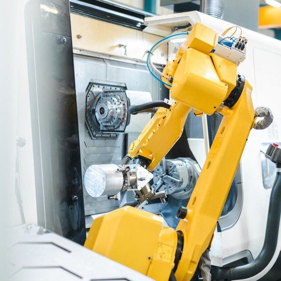Unterschütz Mitarbeiter an einem Roboter zur CNC-Bearbeitung