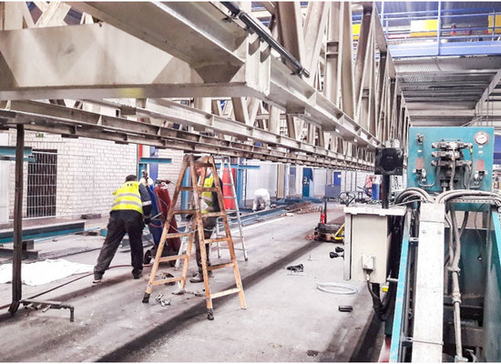Unterschütz Mitarbeiter beim Rückbau einer Industrieanlage im Rahmen eines Retrofit-Projekts