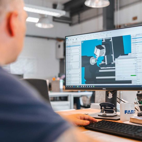 Mitarbeiter prüft einen Prozess am Computer bei Unterschütz in Hettstedt