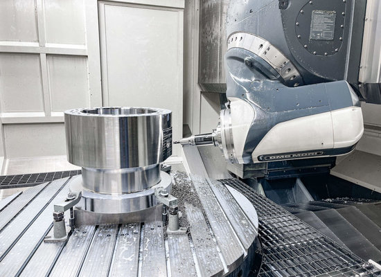 Adapter wird auf einer CNC-Fräsmaschine bearbeitet, Metallspäne sichtbar