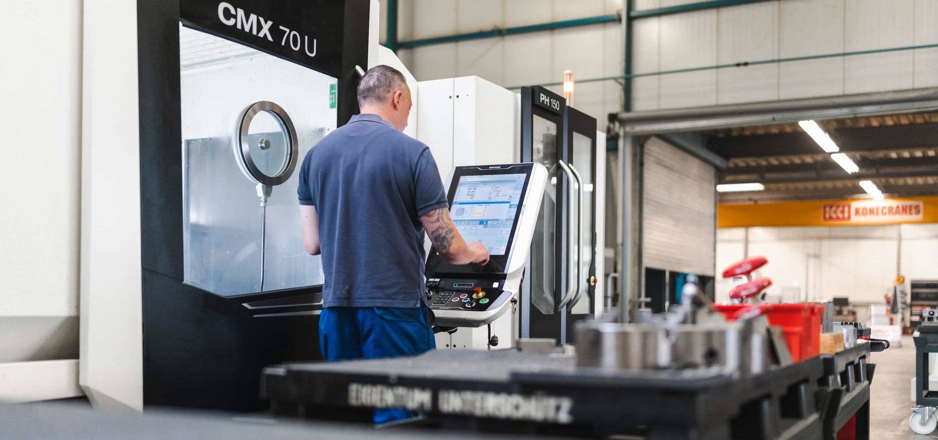 Unterschütz Mitarbeiter bedient eine CNC-Anlage