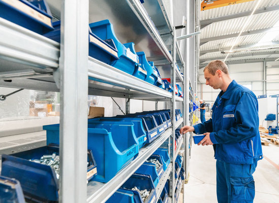Unterschütz Mitarbeiter organisiert Bauteile für die mechanische Montage bei Unterschütz