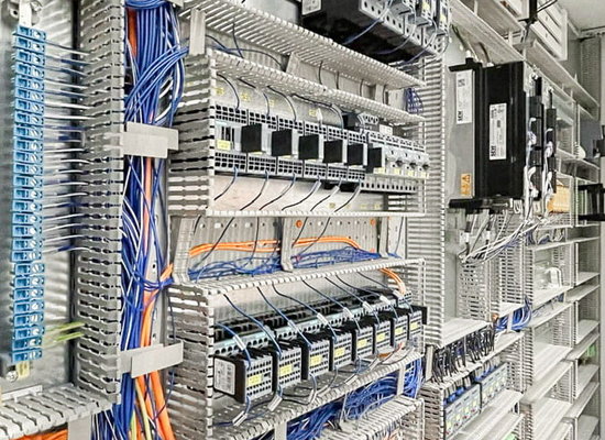 Schaltschrank mit elektrischen Baugruppen in der Fertigung bie Unterschütz