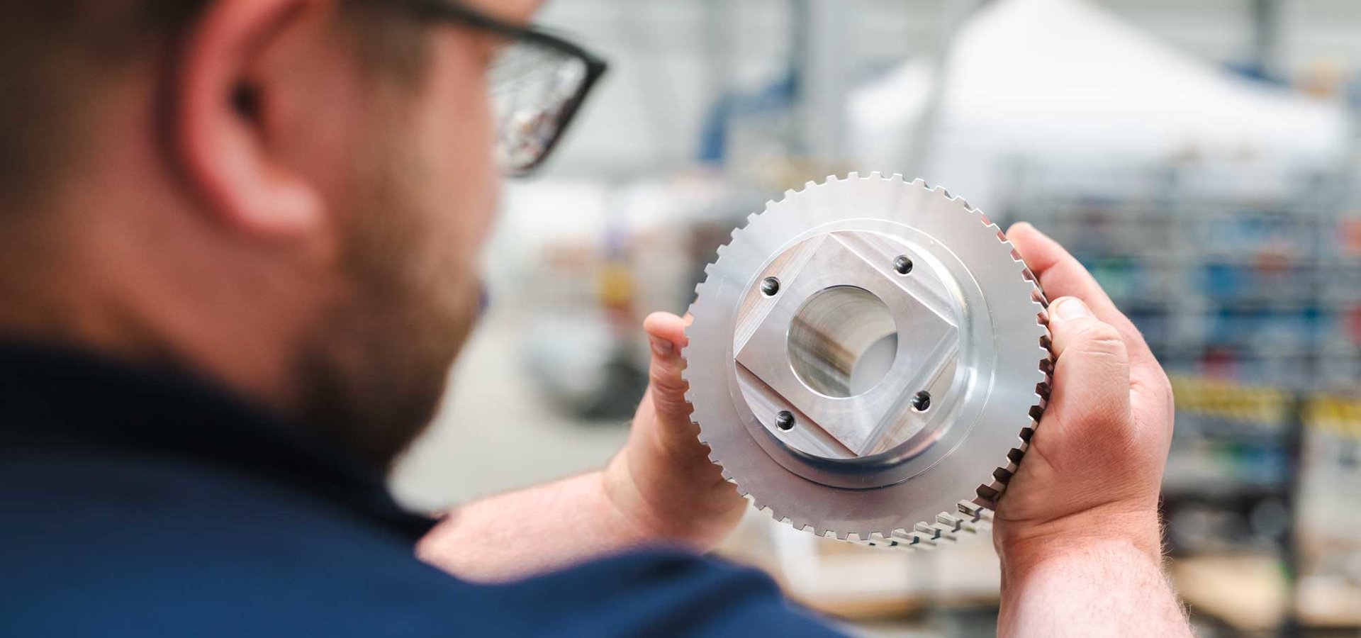 Mitarbeiter aus dem Bereich CNC-Präzisionsbearbeitung prüft CNC-Bauteil