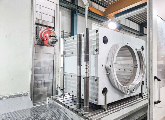 Massives Maschinenbauteil in CNC-Maschine eingespannt