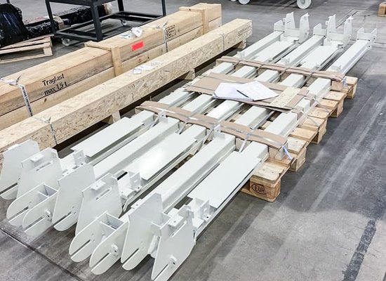 verstärkte Ersatzbandkörper auf einer Palette in einer Werkhalle bei Unterschütz