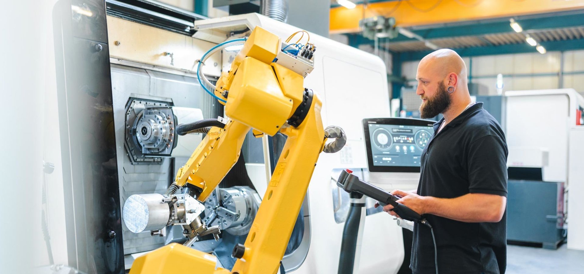 Unterschütz Mitarbeiter an einem Roboter zur CNC-Bearbeitung