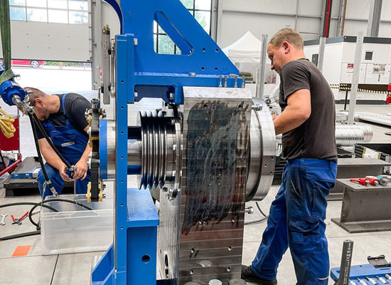 Montagevorgang eines Drehschälers in der mechanischen Vorfertigung